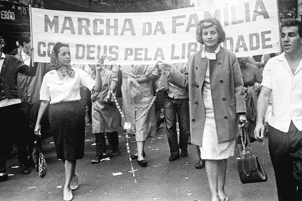 MARCHA DA FAMILIA COM DEUS 1964 .jpg NAS RUAS - Marcha conservadora: católicos lideram passeata em São Paulo contra a ameaça comunista de João Goulart -