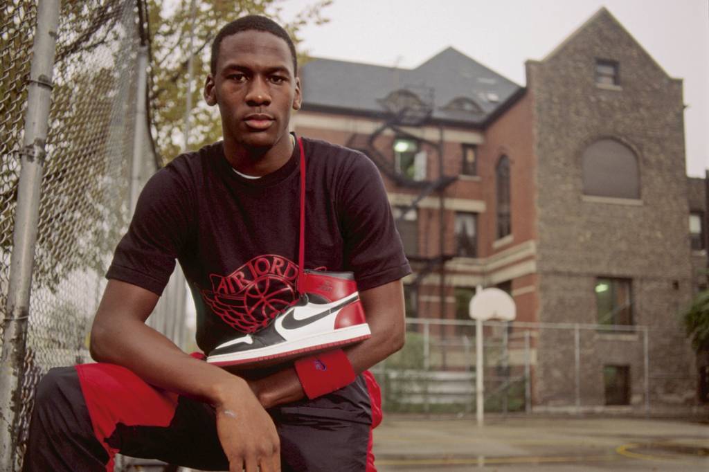 MICHAEL-JORDAN-AIR-JORDAN-NIKE-1985.jpg PRECURSOR - O jovem Jordan e o clássico de 1984: a marca segue voando -