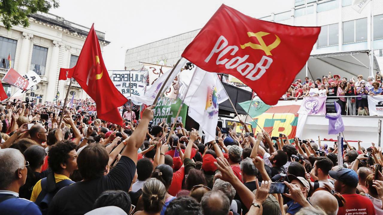 PARANOIA - Bandeiras do PCdoB: projeto prevê prisão de até cinco anos para quem divulgar símbolos comunistas -