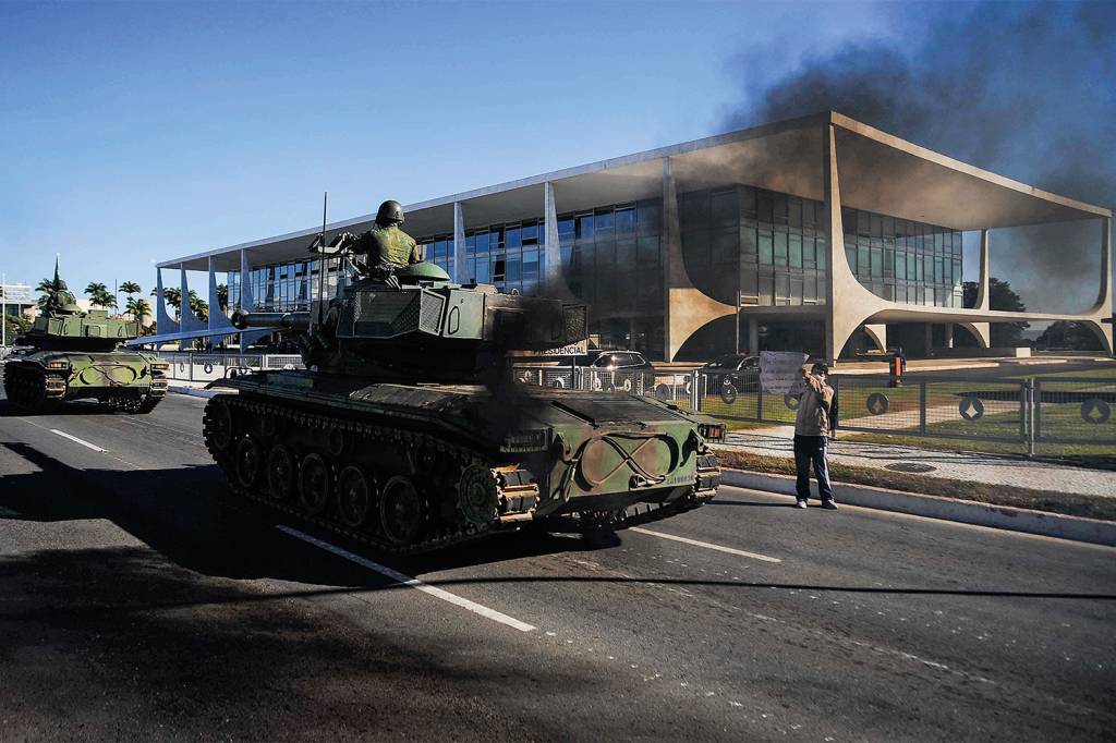 BRASILIA-DESFILE DE BLINDADOS FIASCO - Veículo militar solta fumaça em frente ao Palácio do Planalto: desfile era para mostrar força, mas virou piada -