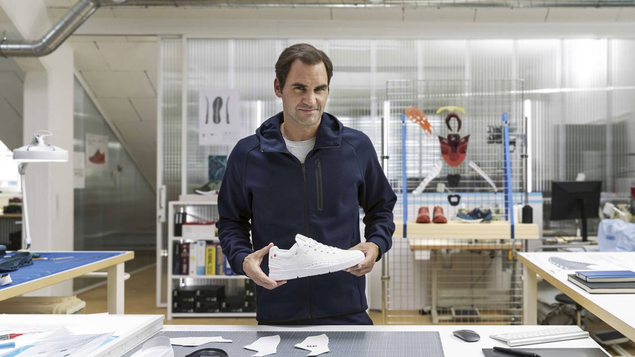 REI DO TÊNIS - Roger Federer e um dos calçados da On que ajudou a desenvolver: a grife já é sucesso em Wall Street -
