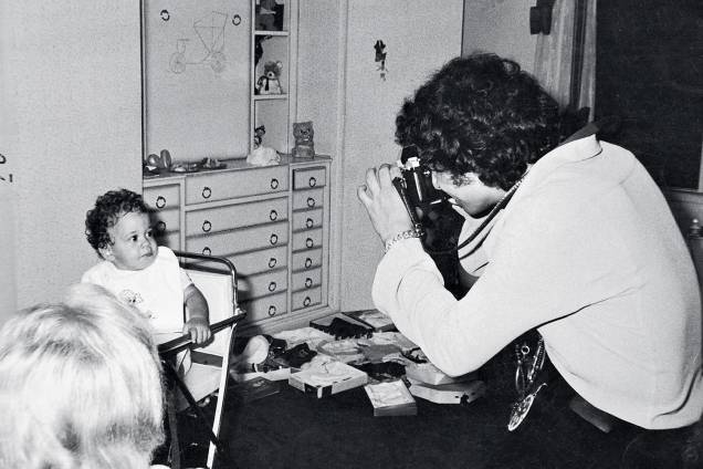 Roberto Carlos fotogrando o filho Dudu Braga - Roberto Carlos fotogrando o filho Dudu Braga -
