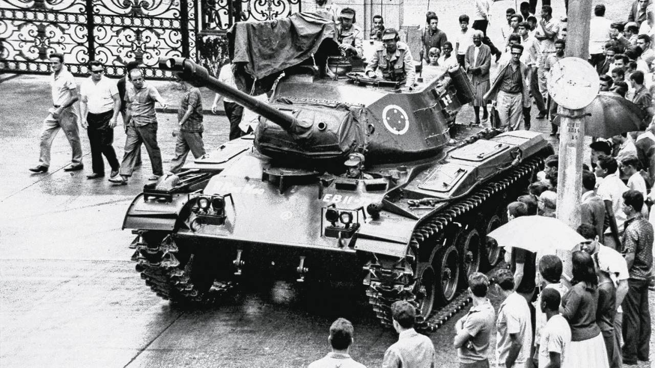 BLINDADO - Tanque nas ruas do Rio de Janeiro, em 1964: tomada de poder teve o respaldo de boa parte da sociedade civil -