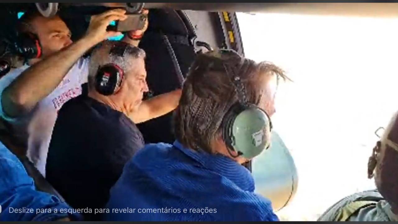 O presidente Jair Bolsonaro faz sobrevoo sobre manifestação na Esplanada dos Ministérios acompanhado do ministro da Defesa, Walter Braga Netto, e do seu filho, o deputado federal Eduardo Bolsonaro
