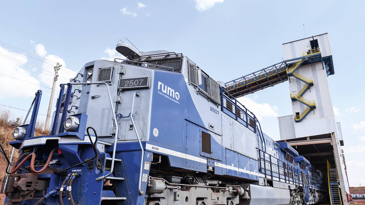 INVESTIMENTO PESADO - Trem da Rumo é abastecido em Mato Grosso: bilhões para manter o domínio em cargas de grãos -