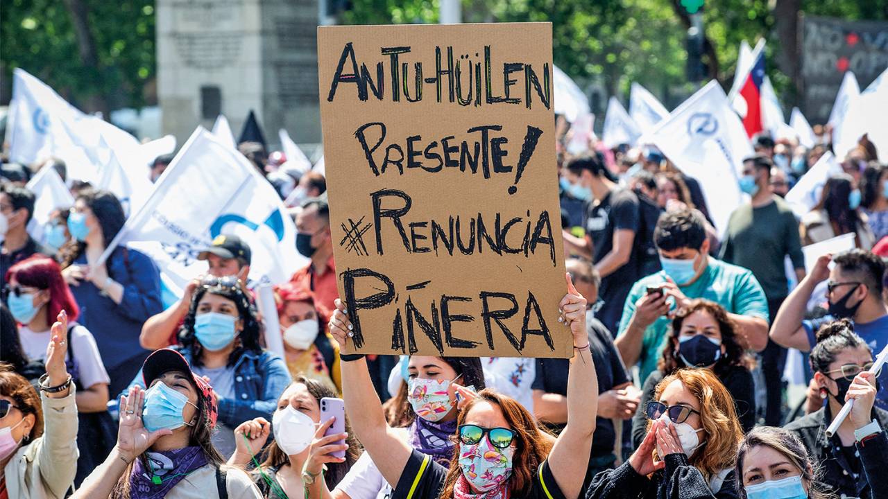 “RENUNCIE” - Manifestantes pedem a saída do presidente: irritação com as desigualdades e com a política tradicional -