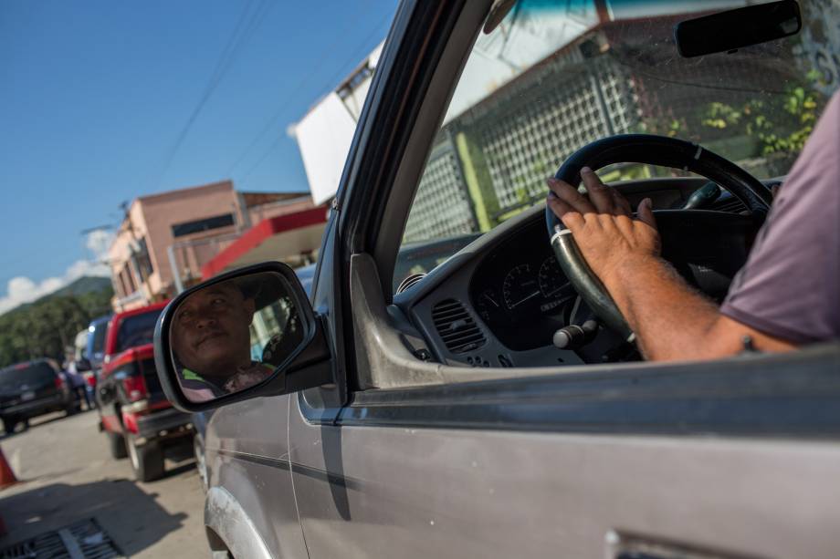 Fila para abastecimento em posto de combustível, em Caracas -