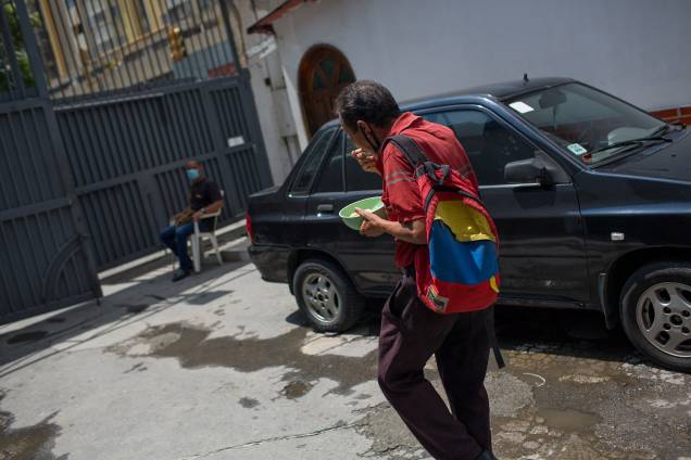 Um homem sai de uma igreja evangélica onde recebeu comida, em Caracas - Um homem sai de uma igreja evangélica onde recebeu comida, em Caracas -