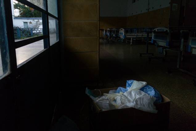 Resíduos médicos são vistos em uma caixa de papelão no Hospital El Algodonal, em Caracas - Resíduos médicos são vistos em uma caixa de papelão no Hospital El Algodonal, em Caracas -