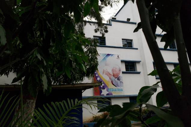 Uma foto do ex-presidente da Venezuela, Hugo Chávez, é vista na entrada do prédio de pediatria do Hospital El Algodonal, em Caracas - Uma foto do ex-presidente da Venezuela, Hugo Chávez, é vista na entrada do prédio de pediatria do Hospital El Algodonal, em Caracas -
