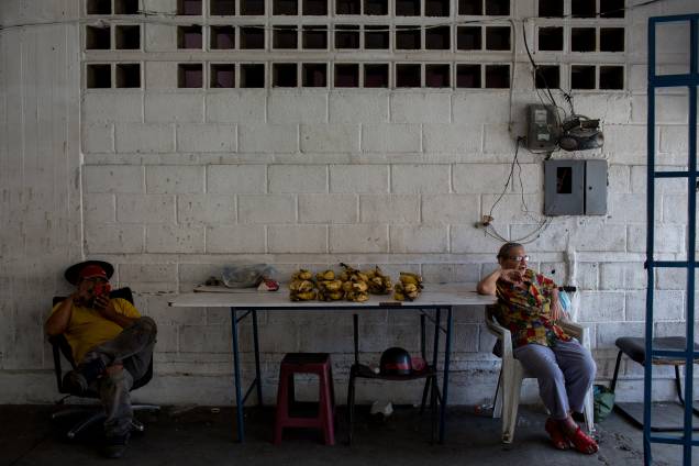 Comerciantes vendem bananas na favela de San Agustin, em Caracas - Comerciantes vendem bananas na favela de San Agustin, em Caracas -