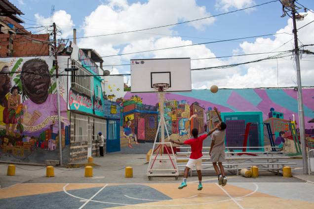 Adolescentes jogam basquete na favela de San Agustin, em Caracas - Adolescentes jogam basquete na favela de San Agustin, em Caracas -