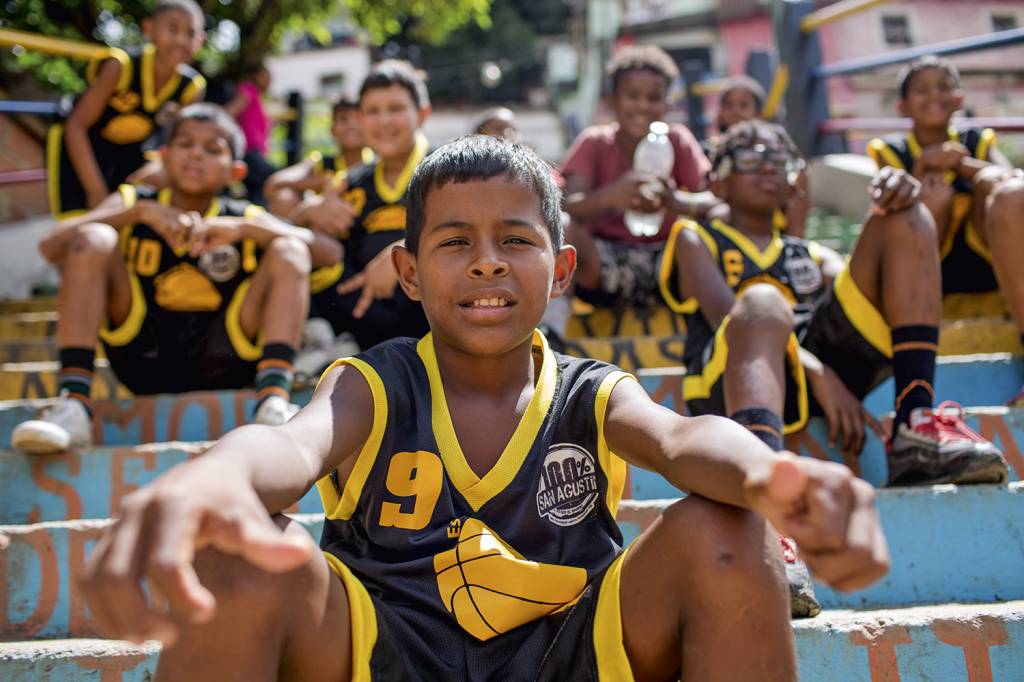 20211020_MQ_VEJA_167.jpg DE OLHO NOS OLHEIROS - Aos 11 anos, Santiago Chireño treina basquete a sério, às vezes meio tonto, com fome. Seu plano é ser pinçado pelos estrangeiros que vão lá caçar talentos. Ele sonha alto: “Quero o Lakers” -
