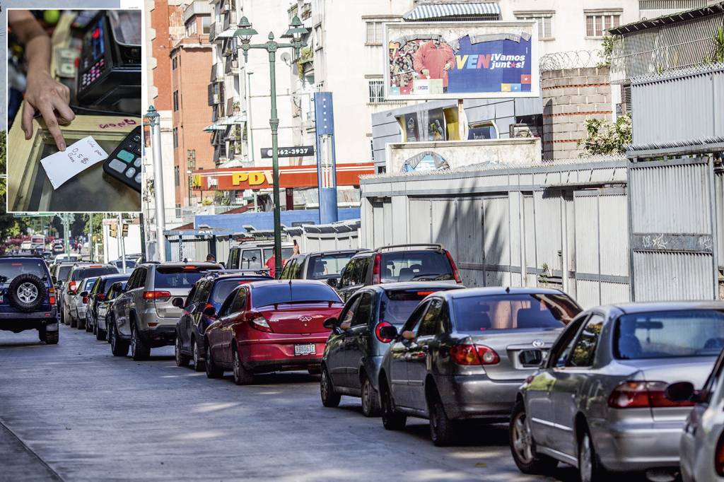 20211022_MQ_MQ_VEJA_134.jpg SURREALISMO - Fila de dias para a gasolina e voucher dado no lugar do troco (acima): cenas de um cotidiano de obstáculos que testam a paciência -