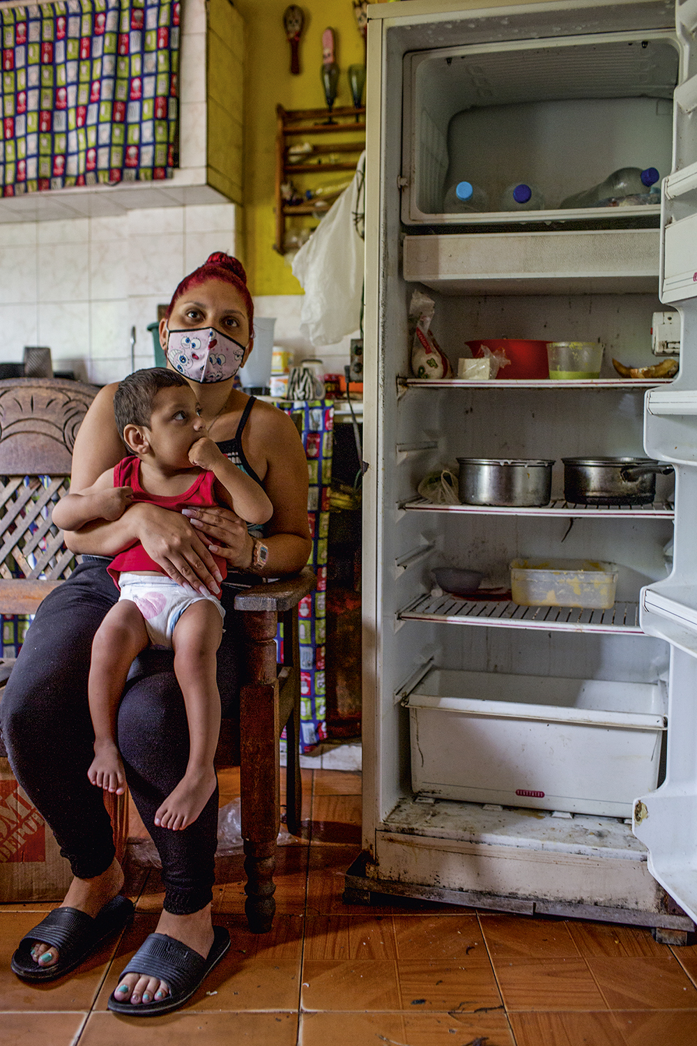 20211022_MQ_VEJA_094.jpg GELADEIRA MINGUADA - Sem emprego, Estefany Guerrero, 23 anos, vive com os três filhos (na foto, Joel de 2 anos, o mais novo) e com a mãe, que arranja uns poucos trocados costurando para fora. “Nossa batalha diária é para não passar fome”, diz -