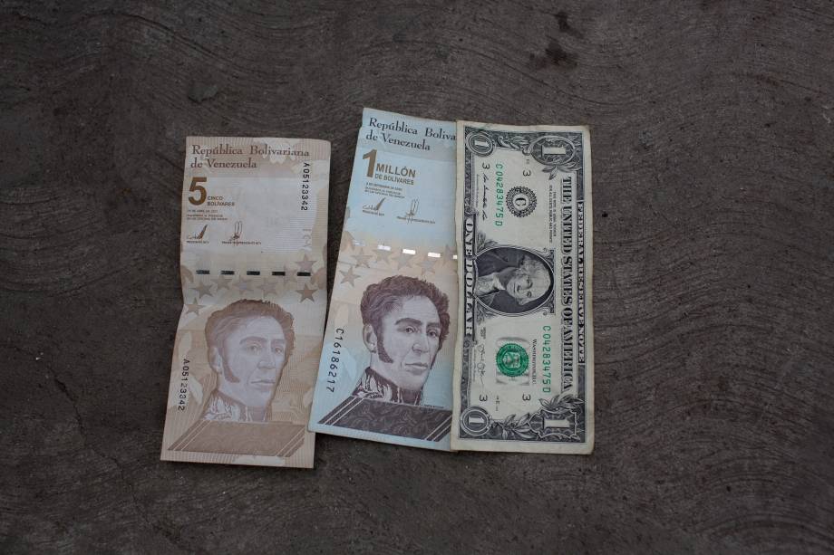 Uma nota de 5 novos bolívares, uma nota de 1 milhão de bolívares e uma nota de um dólar -