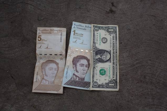 Uma nota de 5 novos bolívares, uma nota de 1 milhão de bolívares e uma nota de um dólar - Uma nota de 5 novos bolívares, uma nota de 1 milhão de bolívares e uma nota de um dólar -