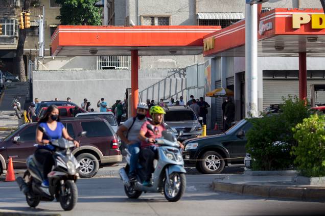 Pessoas fazem fila para pagar combustível em posto de gasolina subsidiado em Caracas, Venezuela - Pessoas fazem fila para pagar combustível em posto de gasolina subsidiado em Caracas, Venezuela -