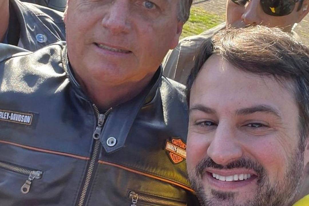 O presidente Jair Bolsonaro durante motociata, em julho, ao lado do então secretário de Comunicação Institucional, Felipe Pedri