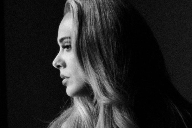 A cantora Adele em cena do clipe 'Easy On Me' -