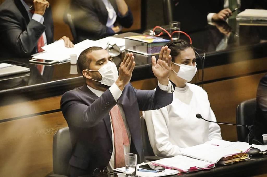 CASO-HENRY-MEDEIROS-TESTEMUNHAS-MONIQUE-MEDEIROS-2021-02.jpg NA BERLINDA - Monique, a mãe: a motivação dela seria financeira, diz promotor -
