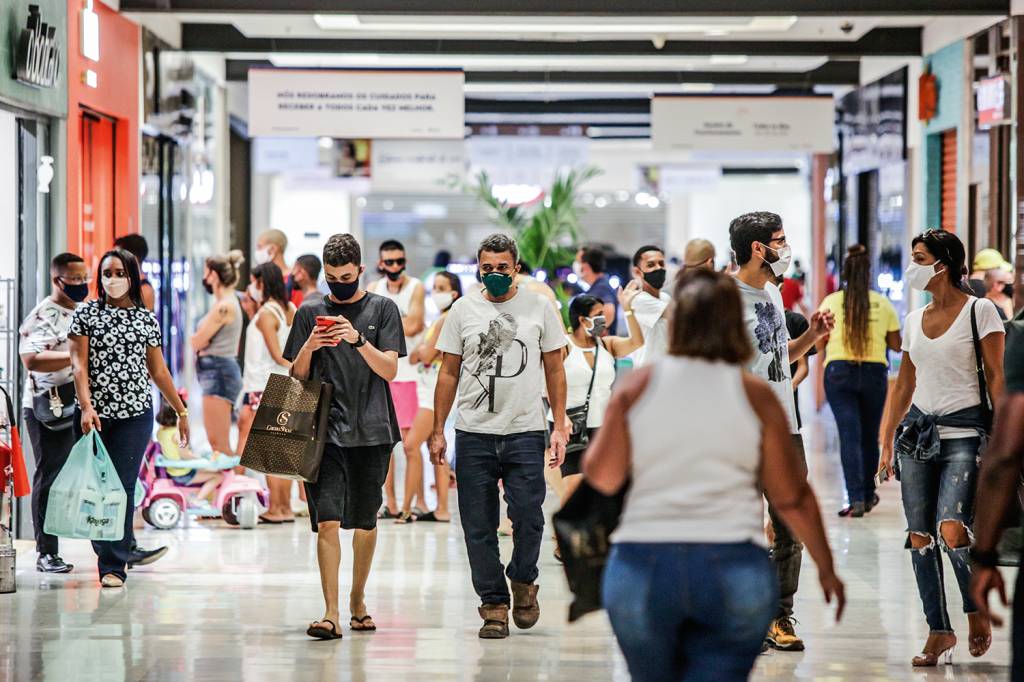 First Day of the Opening of Shopping Malls in Rio de Janeiro Amidst the Coronavirus (COVID – 19) Pandemic À ESPERA DO NATAL - Compras: crescimento esperado de 60% em dezembro -