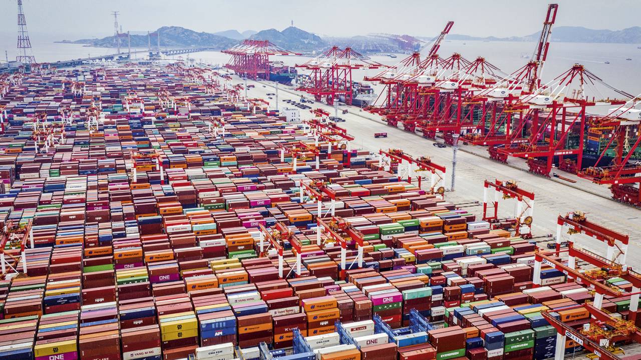GARGALO LOGÍSTICO - Porto de Xangai: o tempo para uma mercadoria deixar o país praticamente dobrou neste ano -