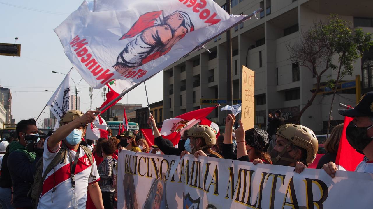 Protesto contra o agora ex-primeiro-ministro do Peru Guido Bellido em frente ao Congresso em Lima - 02/09/2021