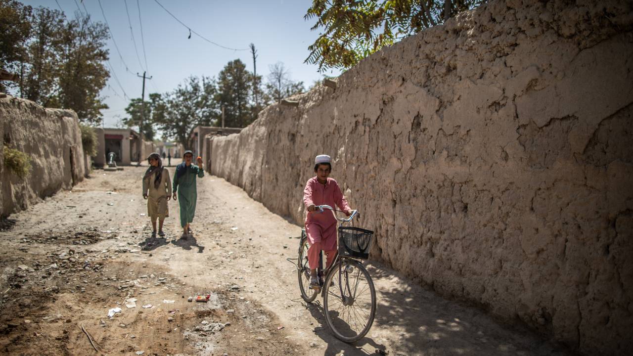 Crianças andam de bicicleta em Kunduz, no norte do Afeganistão - 17/09/2021