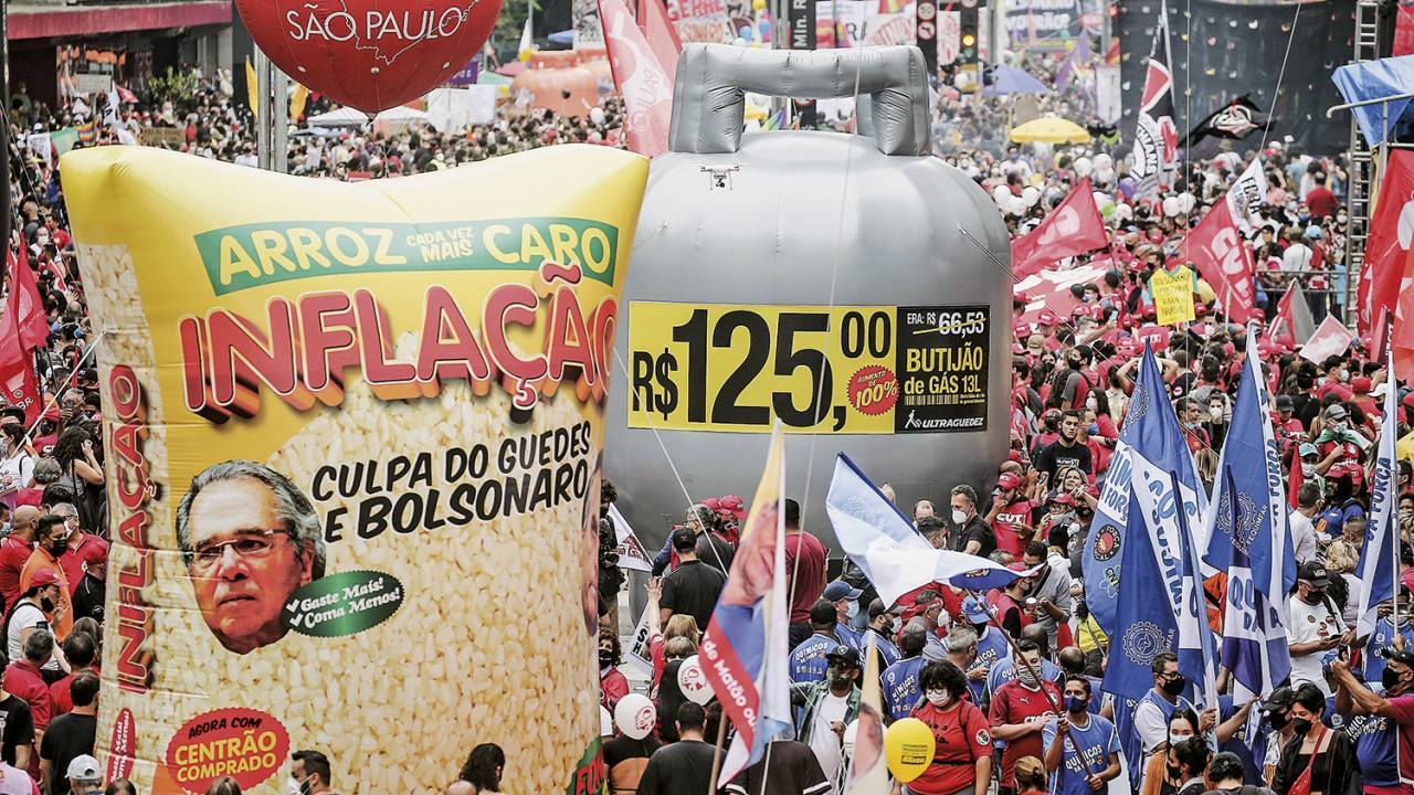 BANDEIRA POLÍTICA - Protesto na Avenida Paulista no dia 2: o aumento no custo de vida ganha as ruas do país -