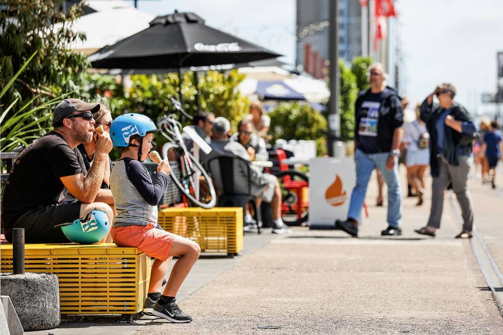 Lockdown Lifts In Auckland As COVID-19 Restrictions Ease Across New Zealand NOVA REALIDADE - Nova Zelândia: o país desistiu de plano Covid-19 zero depois de registros de casos em lockdown -
