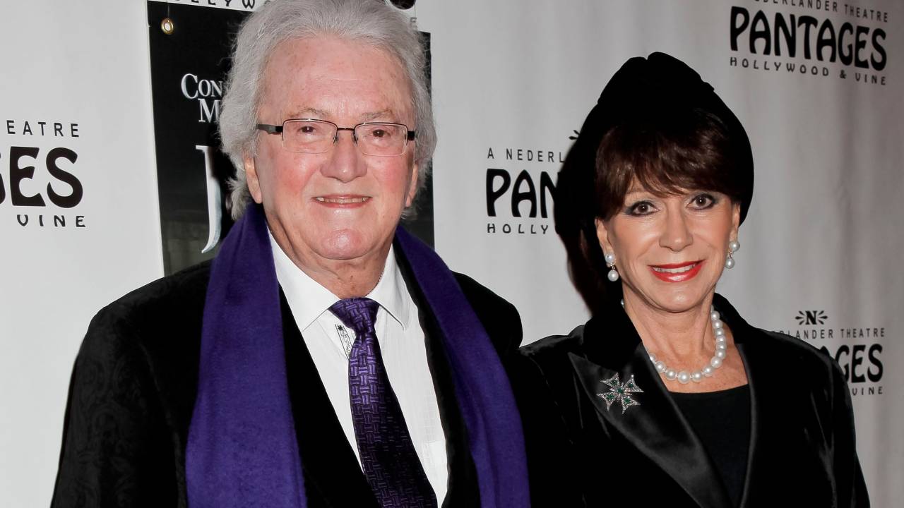 O compositor Leslie Bricusse e sua esposa, a atriz Yvonne Roman, em 2013, em Hollywood, na Califórnia