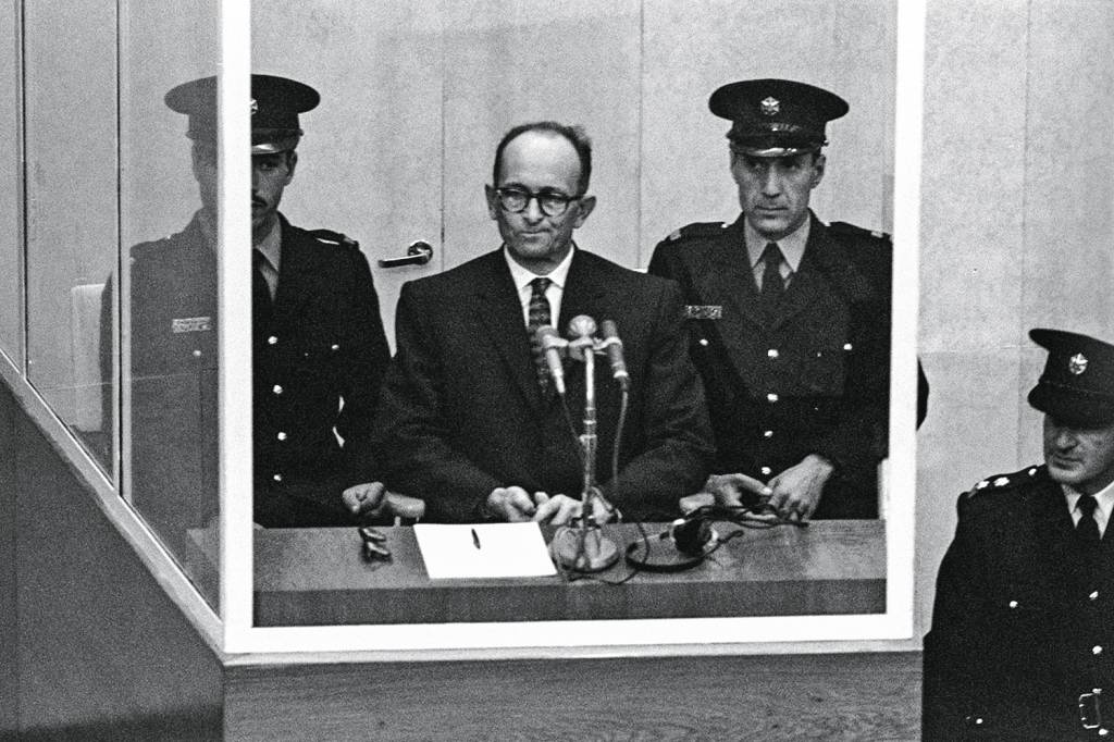 Eichmann’s Fingerprints Donated To Yad Vashem Holocaust Memorial ATROCIDADES - Eichmann: imagem da “banalidade do mal” definida por Arendt -
