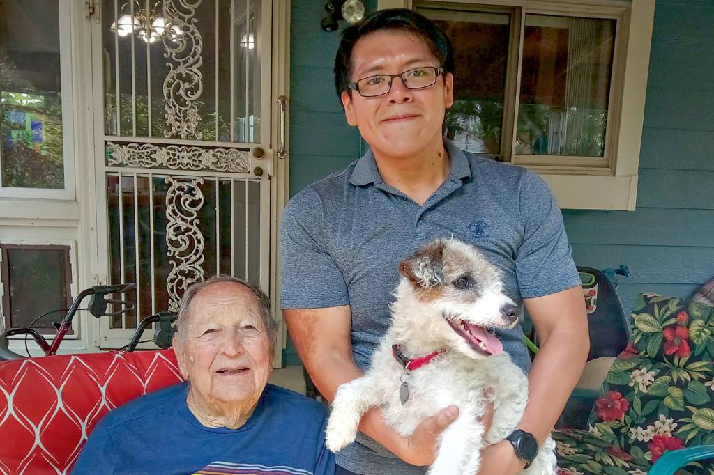 KENNETH FELTS-EUA-COMPANHEIRO-1.jpg HORA DE MUDAR - Casado e pai de família, o americano Kenneth Felts (à esq.) sempre namorou homens às escondidas. Aos 91 anos, sobrevivente de um câncer, saiu do armário e arranjou um namorado, Johnny Hau. “Ainda é difícil, mas a sociedade está cada vez mais receptiva”, ensina. -