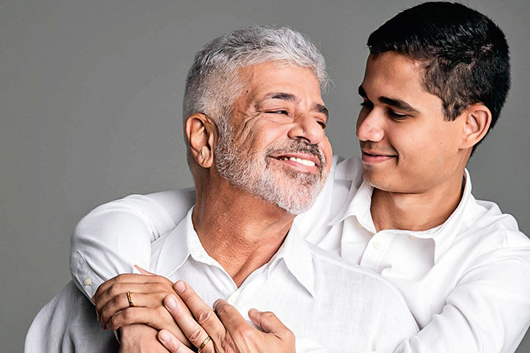 LULU SANTOS – CLEBSON TEIXEIRA – INSTAGRAM @LULUSANTOSOFICIAL 100 2021.jpg UNIDOS PELA REDE - Lulu Santos (à esq.), 68, que teve um longo casamento hétero, e Clebson Teixeira, 29, trocam declarações de amor no Instagram. Foi lá que se conheceram e anunciaram a relação, em 2018. “Você é meu maior hit”, canta Lulu em um clipe com participação de Clebson. -