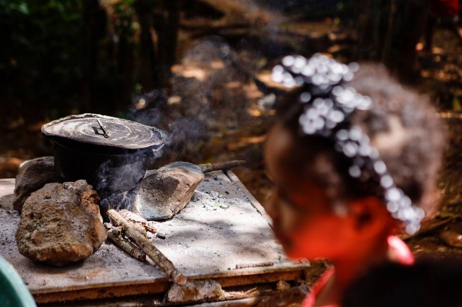 Fogueira improvisada ao lado de sua casa no bairro rural de Tocorón, estado de Miranda -