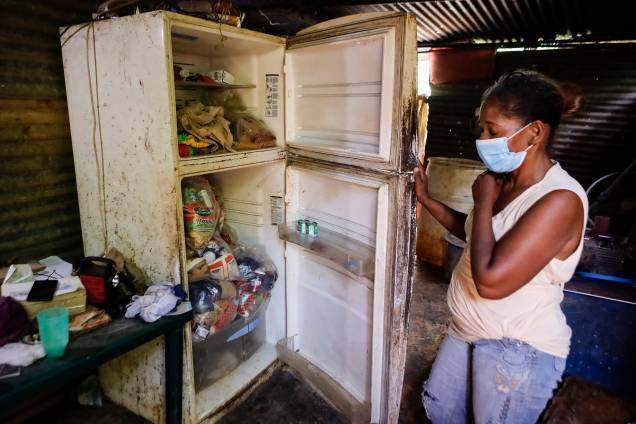 Mulher mostra a sua geladeira em uma casa na zona rural de Tocorón, estado de Miranda - Mulher mostra a sua geladeira em uma casa na zona rural de Tocorón, estado de Miranda -
