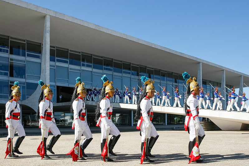 Troca de guarda no Palácio do Planalto, sede da Presidência da República