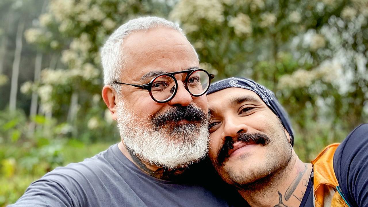 DESCOBERTA - O estilista Ronaldo Fraga (à esq.), 54, cansou de receber cantadas de homens, mas era feliz casado com uma mulher. Aí se apaixonou por um amigo, separou-se e embarcou no novo romance. “A hora que a coisa bate, não tem jeito”, diz Fraga, que hoje vive com Hoslany Fernandes, 37. -