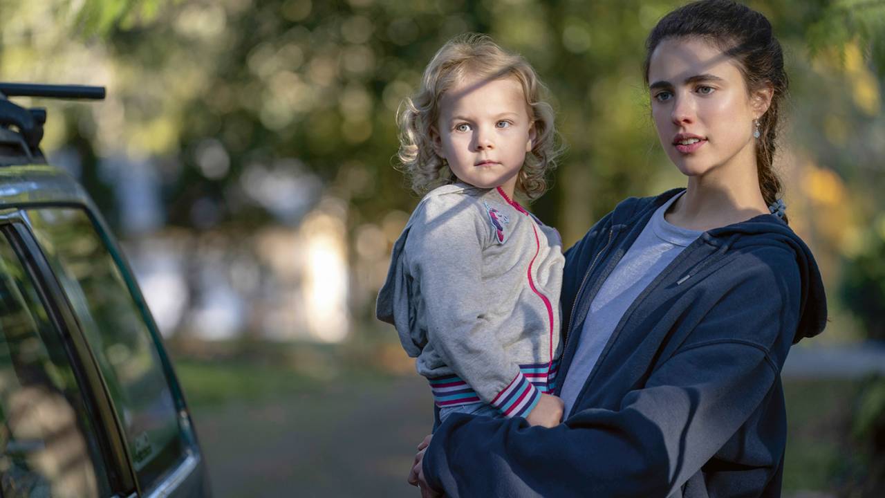 DRAMA SOCIAL - Margaret Qualley: uma jovem mãe em busca de autonomia e segurança -