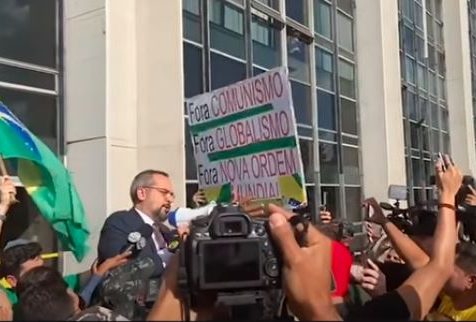O então ministro da Educação, Abraham Weintraub, discursa para simpatizantes após depor na PF sobre ataques à China
