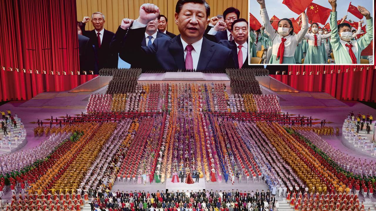 TODO O PODER - Xi (à esq.) em cerimônia comemorativa dos 100 anos do Partido Comunista: nacionalismo exacerbado e bandeiras agitadas nos desfiles -