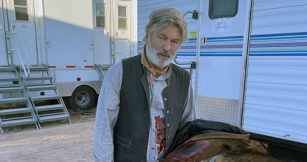 Alec Baldwin enfrentará julgamento civil por negligência após disparo fatal no set de ‘Rust’