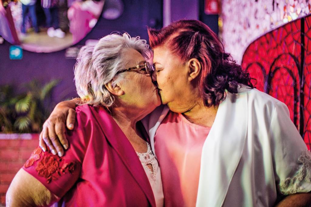 casamento angela e willman 2.jpeg DA ARTE PARA A VIDA - A enfermeira Ângela Fontes (à esq.), 69 anos, trocou os primeiros beijos com meninas na adolescência e vive com Wilman Rocha há 26 anos. Mas só assumiu a homossexualidade em público depois de ver um beijo lésbico na TV. -