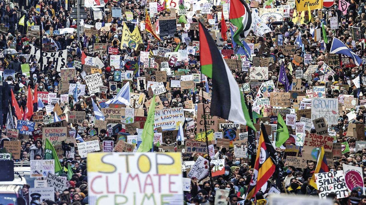PRESSÃO - Manifestação de jovens em Glasgow: a cobrança de soluções para o clima fica cada vez mais forte -