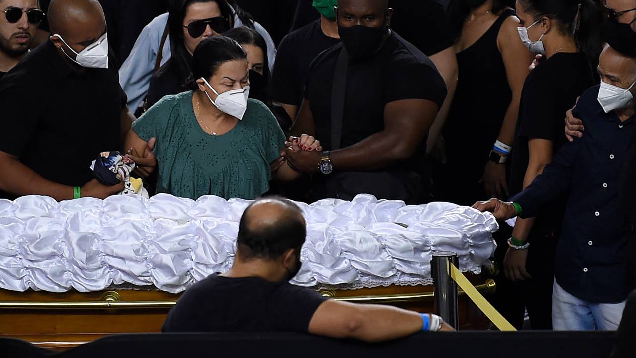 Mãe de Marília Mendonça se emociona, ao lado do marido, perto do caixão da filha