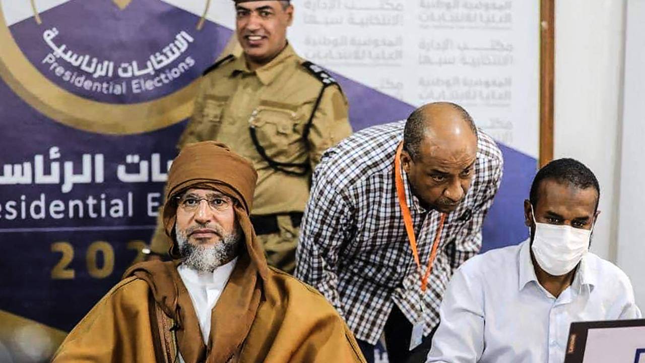 Saif al-Islam Gaddafi, filho do ex-ditador líbio Muammar Gaddafi, apareceu publicamente pela primeira pouco mais de uma década depois do assassinato de seu pai. Saif se registrou neste domingo para concorrer às próximas eleições na Líbia, previstas para 24 de dezembro.