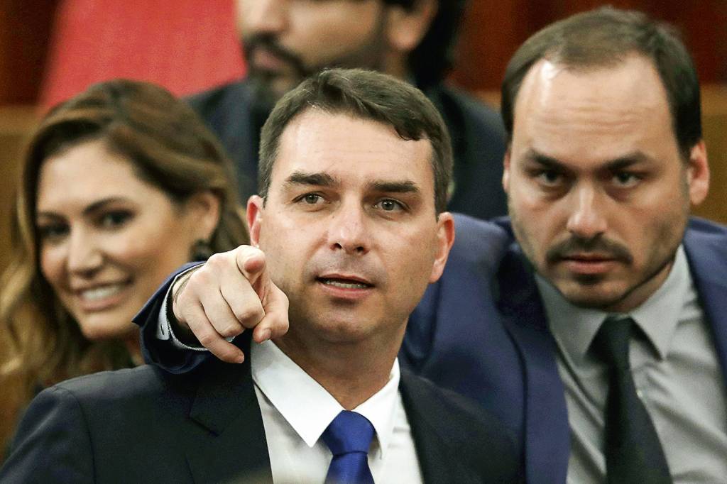 AP18344762644946.jpg MARCHA LENTA - Flávio e Carlos Bolsonaro: investigações sobre os filhos do presidente têm muitas dificuldades para avançar -