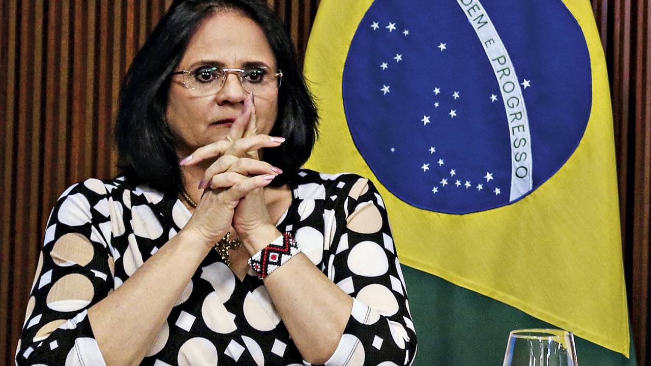 CONTRADIÇÃO - Damares: ela reclama de verba, mas há dinheiro no cofre -
