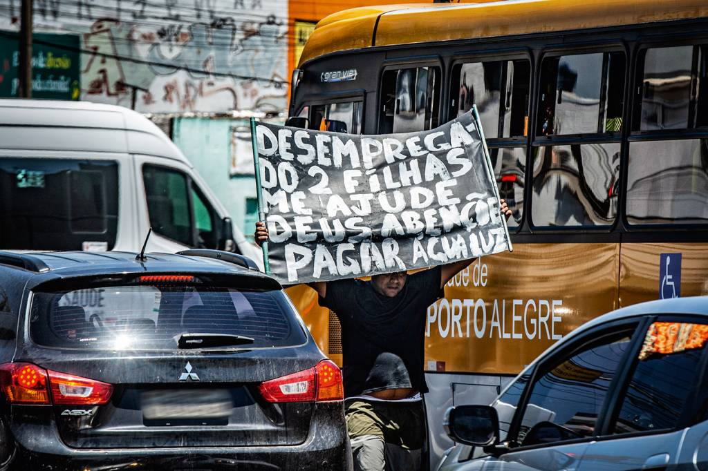 (RS), 29/10/2021 – DESEMPREGO / INFORMALIDADE / INFLACAO / FEN SINAL AMARELO - Crise: o mau desempenho da economia ameaça a reeleição -